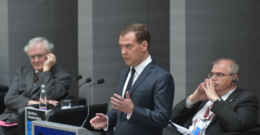 Медведев прокомментировал заявление Порошенко о кредите