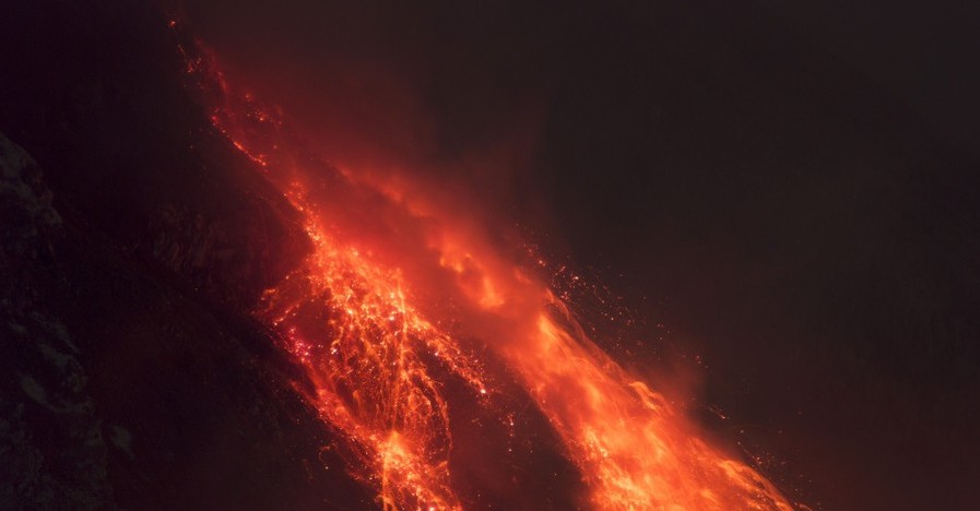 Огненный фейерверк в Индонезии: вулкан Синабунг выпустил в небо столб пепла и лавы