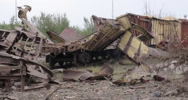 На месте взрыва в Донецке образовалась колоссальная 20-метровая воронка
