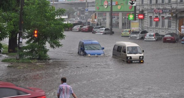 Днепропетровск утонул: горожане ходят по колено в воде