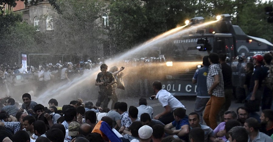 В Ереване полиция разогнала сидящих на асфальте людей водометами