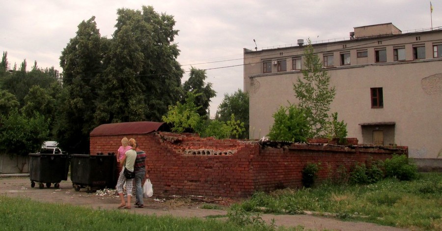 В Славянске полуразвалившийся городской туалет обзавелся почтовым адресом