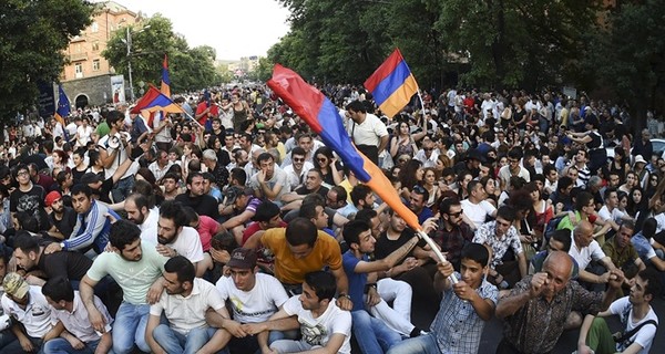 Во время разгона акции протеста в Ереване пострадали 7 демонстрантов и 11 полицейских