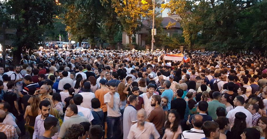 На митинге в Ереване появились украинские флаги