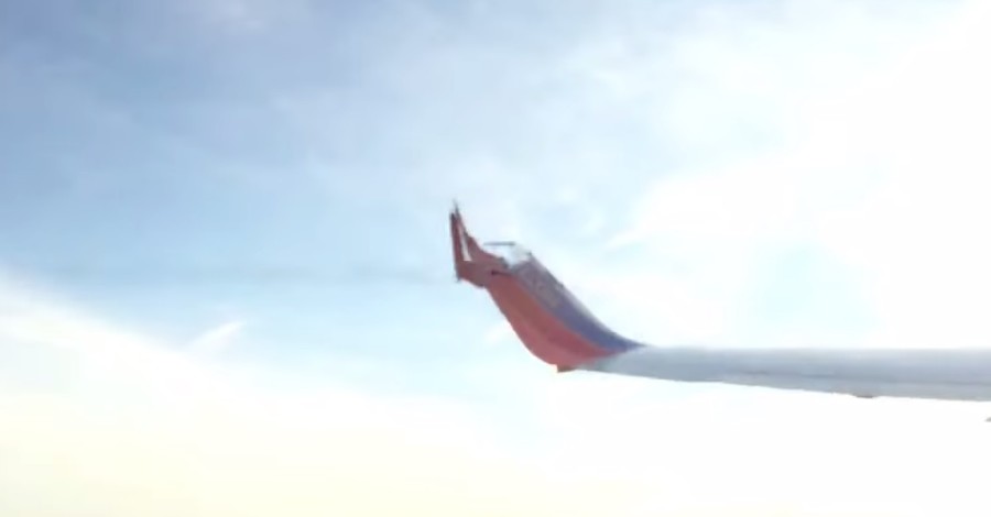В Сети появилось шокирующее видео дрона, который разломал крыло самолета