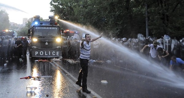 Власти Еревана заявили, что очистят улицы от митингующих до конца дня