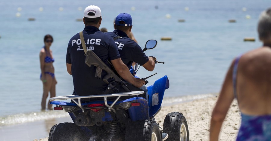 После теракта на пляжах Туниса появились сотни вооруженных полицейских  