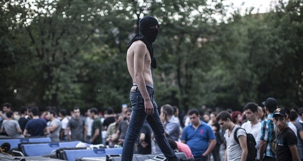 В Ереване полиция пытается разобрать баррикады из мусорных баков  