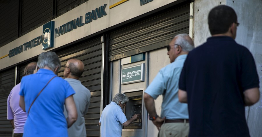 В Греции началась финансовая паника: люди массово снимают деньги с банкоматов