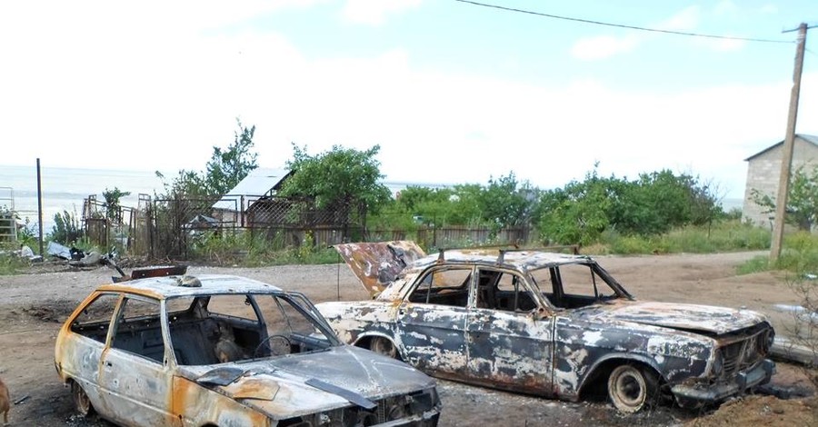 Разрушенные коттеджи, сожженные авто: во что превратился курортный поселок в зоне АТО