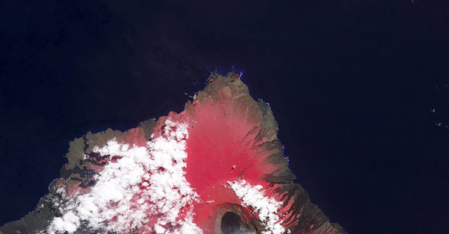 Фото дня: на Галапагосских островах впервые за 33 года проснулся вулкан Волк
