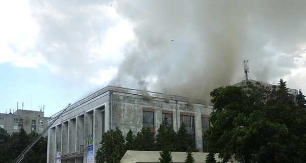 Во время пожара в Черкасском драмтеатре пострадали три спасателя 