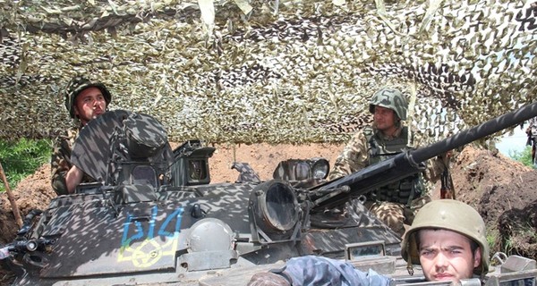 В зоне АТО по украинским военным бьют из минометов и гранатометов