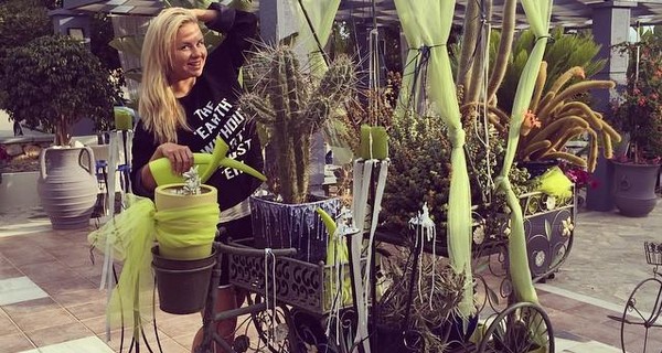 Анна Семенович поливает кактусы и публикует соблазнительные снимки
