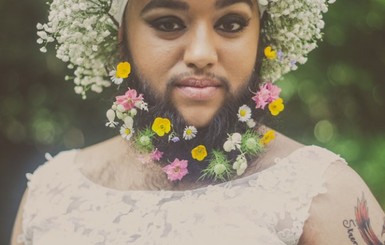 Британка украсила свою бороду цветами для свадебной фотосессии