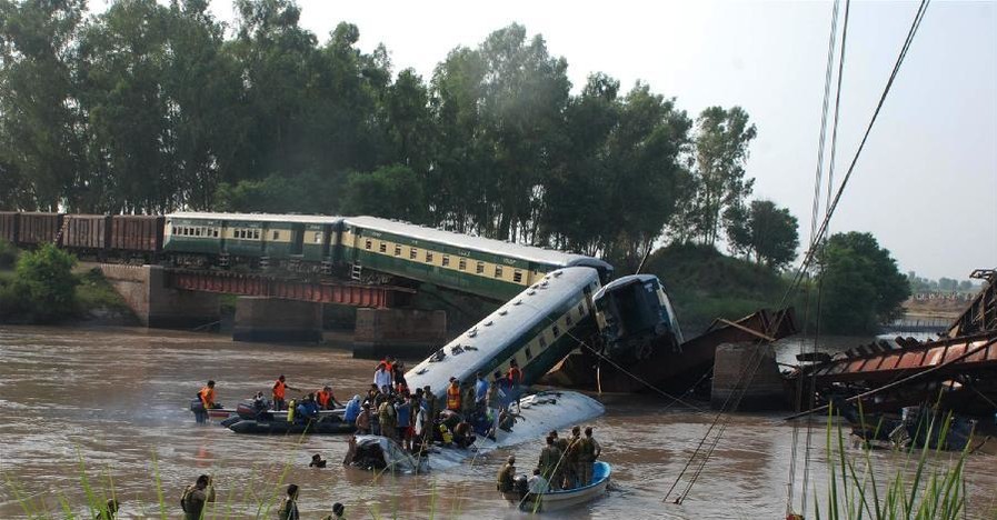 В Пакистане пассажирский поезд рухнул в реку