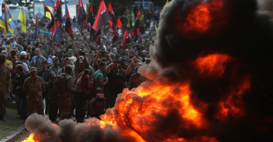 В центре Киева активисты подожгли шины и требуют освободить подозреваемых в убийстве Бузины