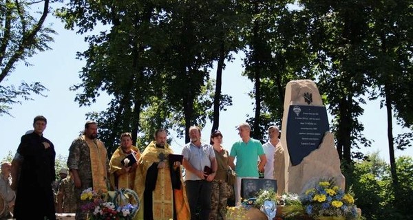 Фотофакт: между Краматорском и Славянском появился памятник в честь погибших бойцов АТО