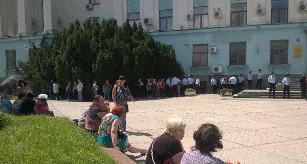 Жители Симферополя вышли на митинг против сноса ларьков