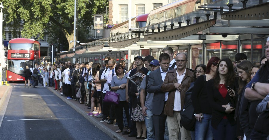 Из-за забастовки работников метро в Лондоне выстроились гигантские очереди на автобусы