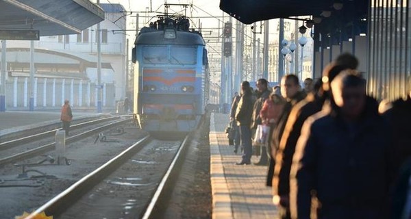 В Одессе парень с девушкой чудом выжили после удара током на крыше поезда