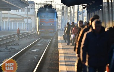 В Одессе парень с девушкой чудом выжили после удара током на крыше поезда