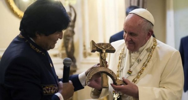 Президент Боливии вручил папе Франциску Иисуса, распятого на серпе и молоте