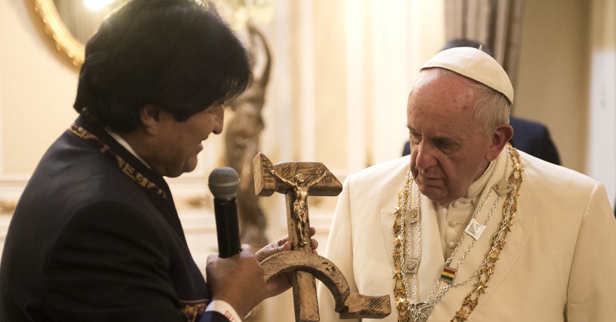 Католики обсуждают скандальный подарок Папе Римскому: шутка или провокация?