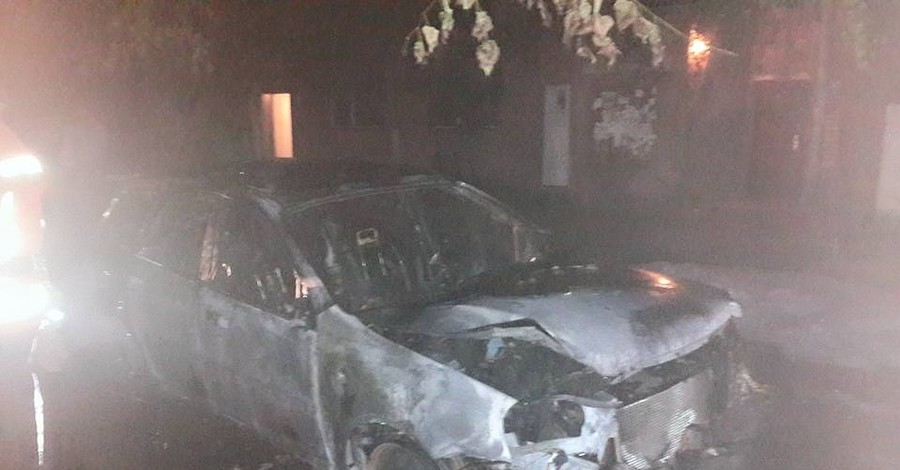 Соцсети: ночью в  Ужгороде гремели взрывы и горели авто 