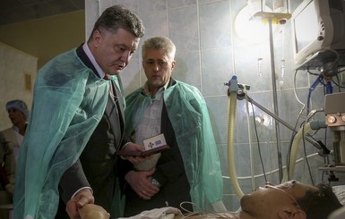 Порошенко во львовской больнице вручил госнаграды пострадавшим участковым