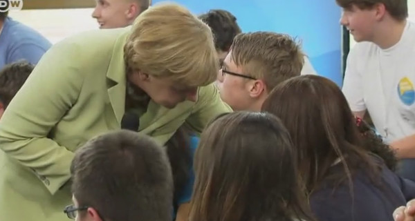 Меркель довела до слез палестинскую девочку, рассказав о депортации