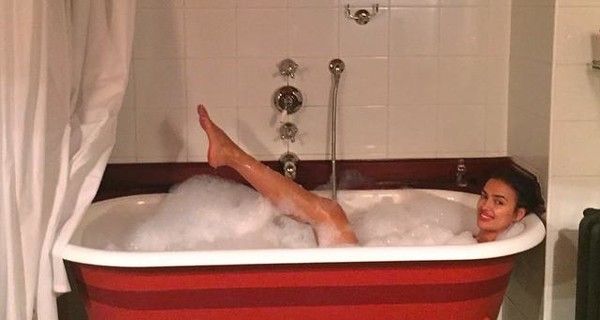 Холостячка Ирина Шейк голой позирует в ванной