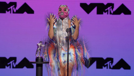 Рога, розовый латекс и стразы: Леди Гага показала шесть необычных масок на церемонии Video Music Awards 2020