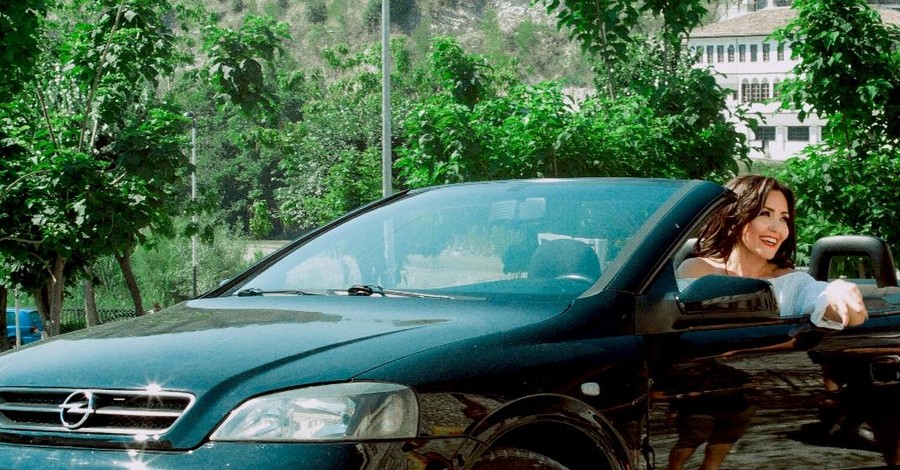 В Албании Анне Добрыдневой подарили кабриолет