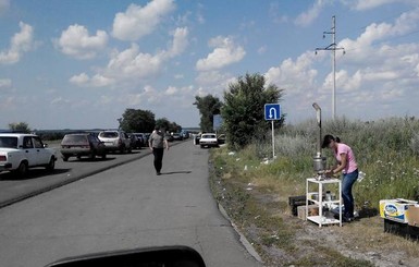 Жители Донецкой области приторговывают в очередях на блокпостах