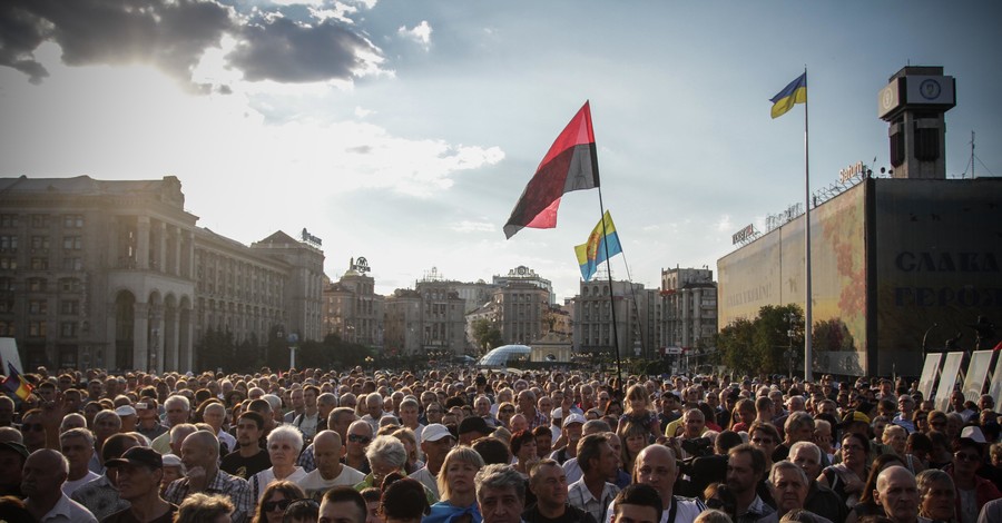 Участник вече на Майдане: Иду люстрировать Порошенко!