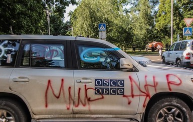 На митинге в Донецке повредили машины ОБСЕ