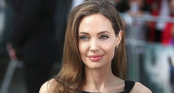 В сети появилась копия паспорта Анджелины Джоли