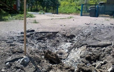 Ночь под обстрелами: в Донецке разрушен автосалон, а в Горловке погибла женщина