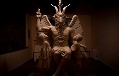 В Детройте массовые протесты: люди хотят снести статую Сатаны