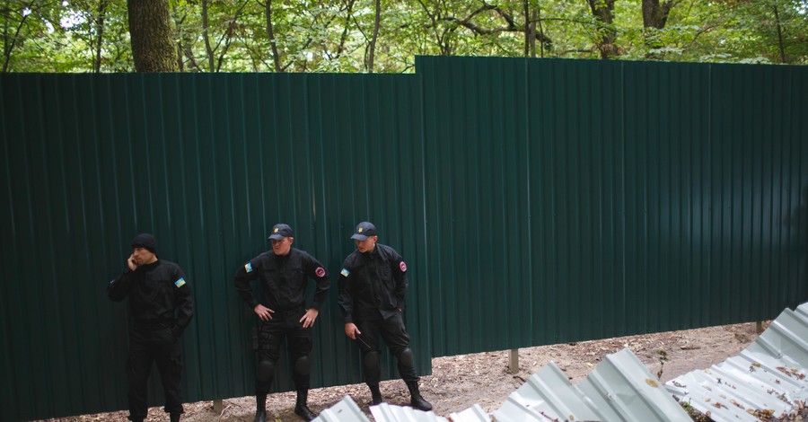 Парцхаладзе: Забор в лесу возле села Лесники Киево-Святошинского района должен быть снесен до 5 августа