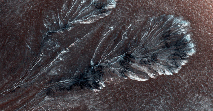На Марсе оказались ледяные холмы и овраги