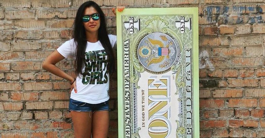 Жительница Днепропетровска воспроизводит на полутораметровых холстах копии американских банкнот