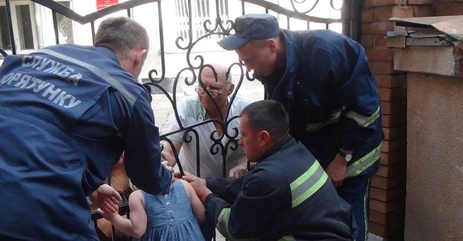 В Ивано-Франковске трехлетняя девочка застряла головой в воротах