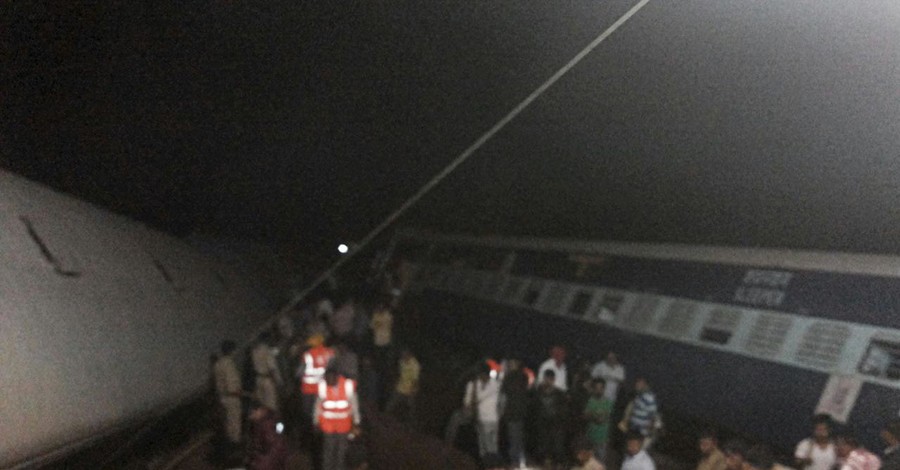 В Индии два поезда сошли с рельс: число погибших возросло до 31