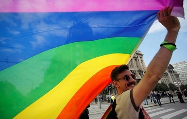 Гей-пары грозят Украине разорением через иски в Евросуд