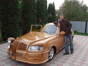 В Черновцах сделали автомобиль из дуба 