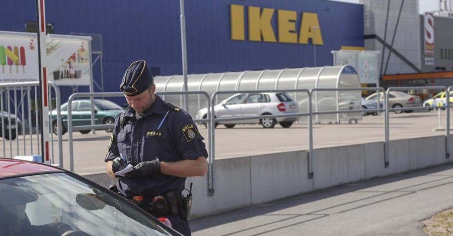 В Швеции мужчина зарезал двух покупателей IKEA