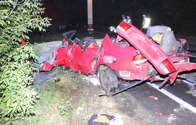 В Ровенской области легковушка врезалась в грузовик, погибла семья с ребенком