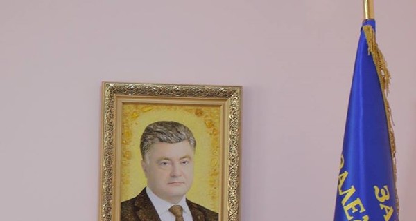 Начальник милиции работает под портретом Порошенко из янтаря
